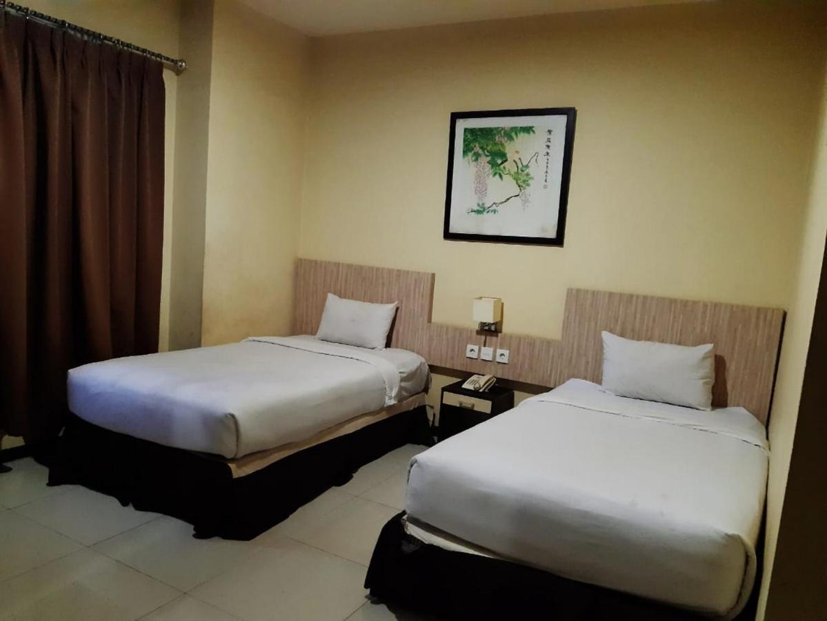 Agraha Andalas Hotel Makassar Exteriör bild