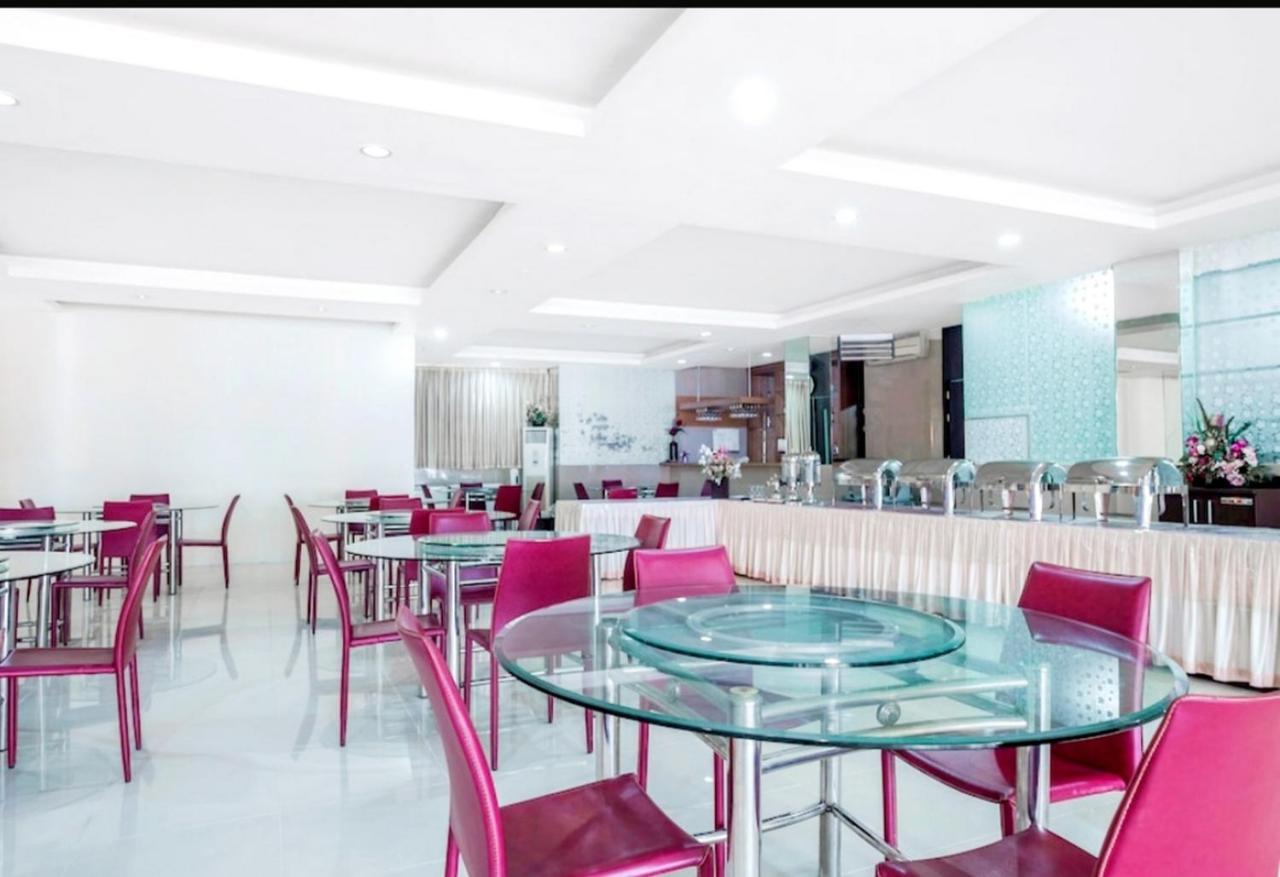 Agraha Andalas Hotel Makassar Exteriör bild