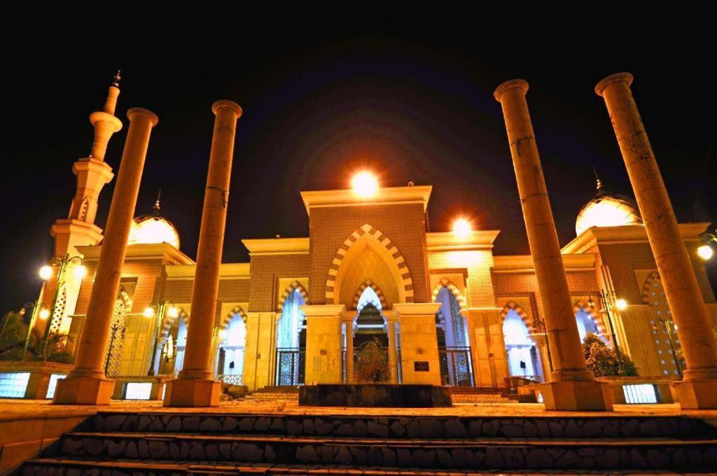 Agraha Andalas Hotel Makassar Exteriör bild