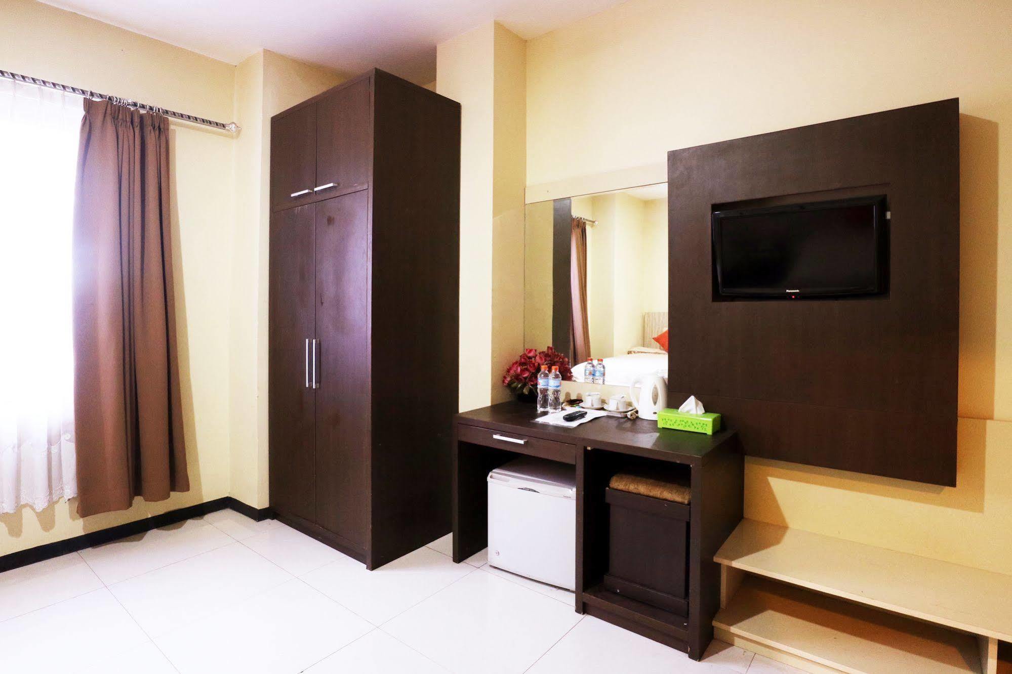 Agraha Andalas Hotel Makassar Exteriör bild