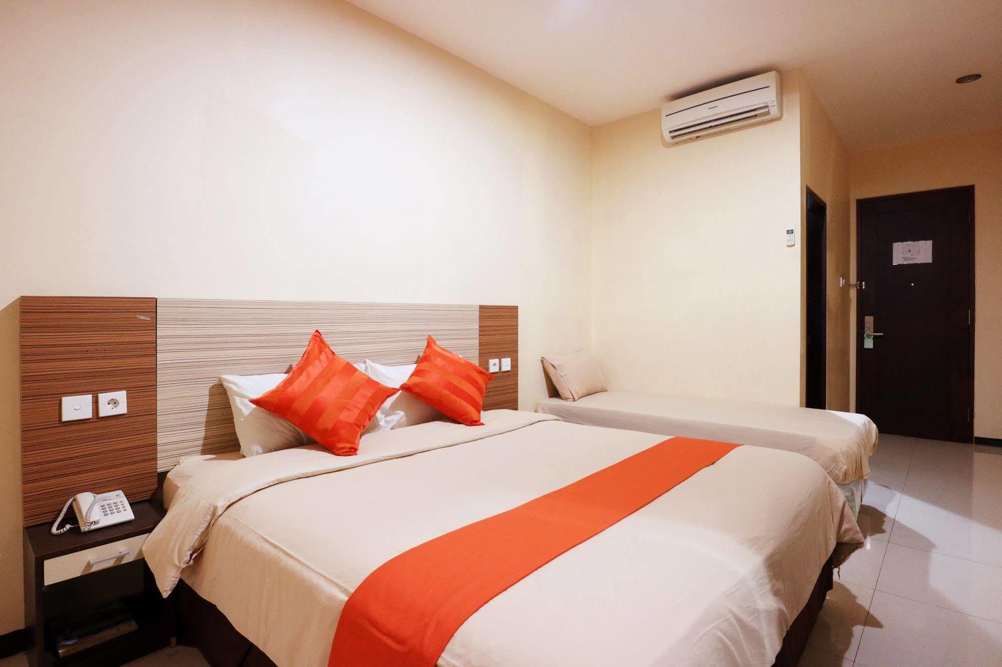 Agraha Andalas Hotel Makassar Exteriör bild