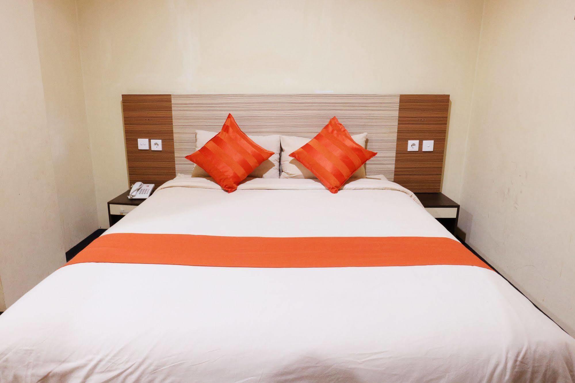 Agraha Andalas Hotel Makassar Exteriör bild