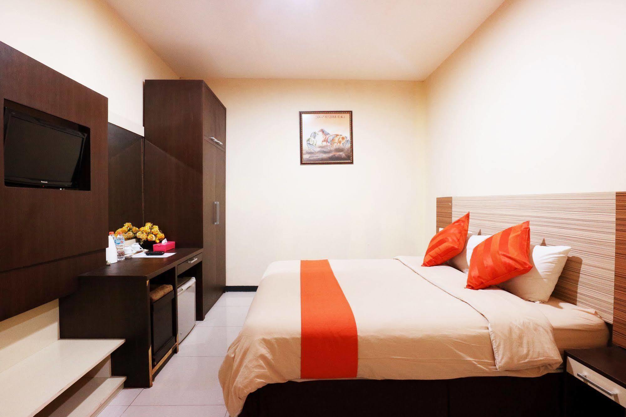 Agraha Andalas Hotel Makassar Exteriör bild