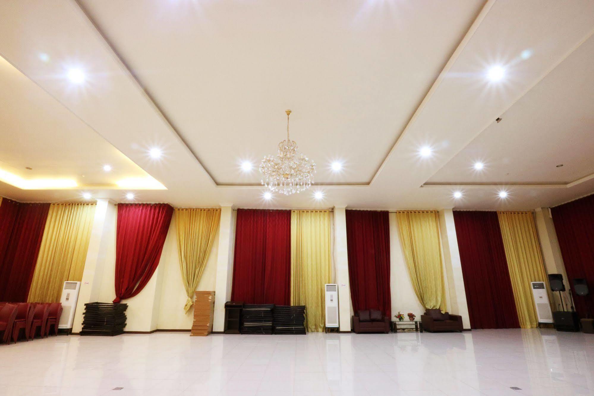 Agraha Andalas Hotel Makassar Exteriör bild
