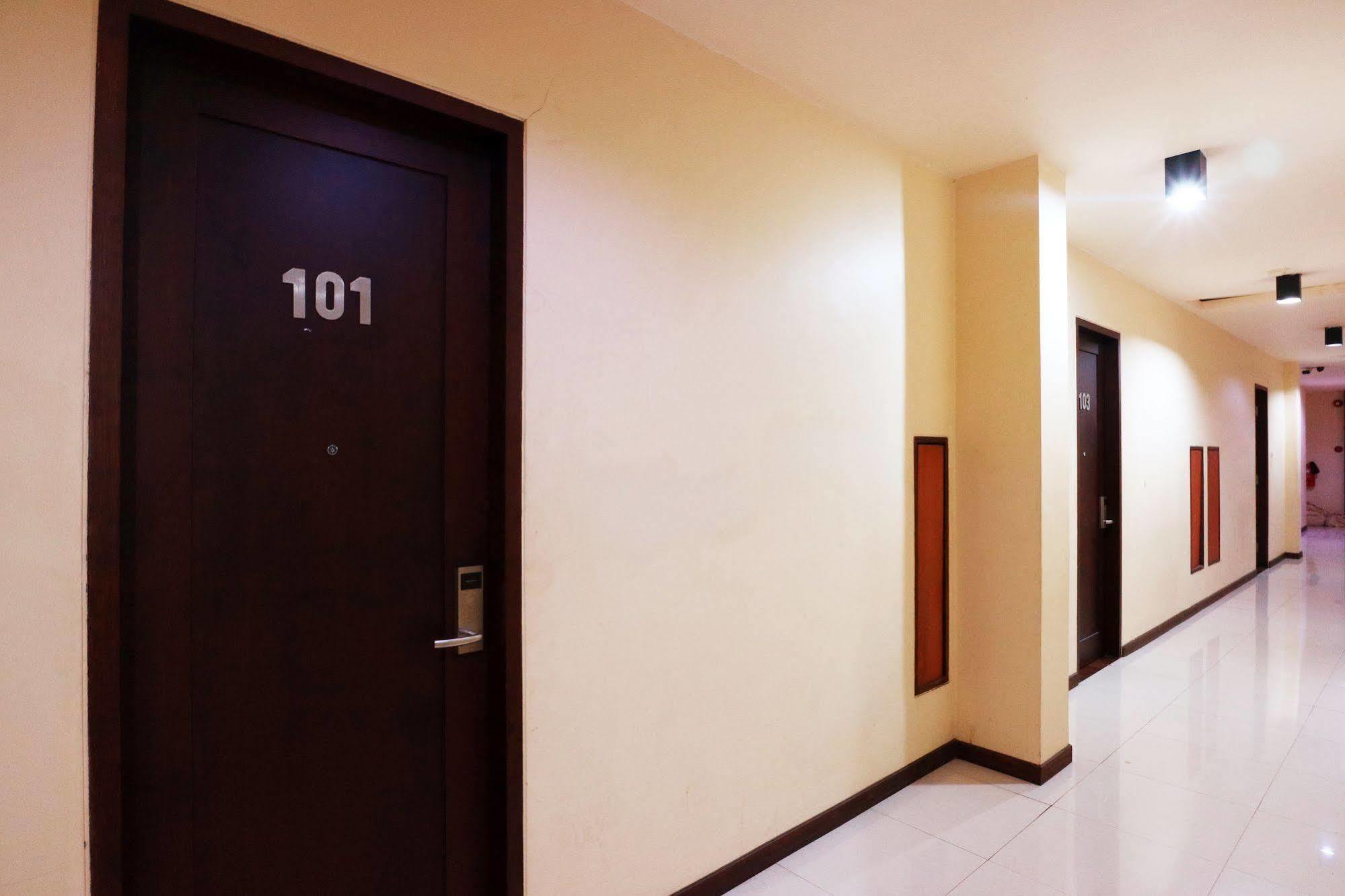 Agraha Andalas Hotel Makassar Exteriör bild