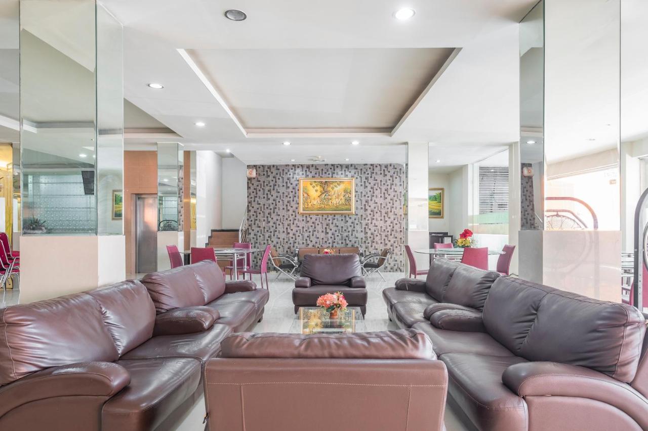 Agraha Andalas Hotel Makassar Exteriör bild