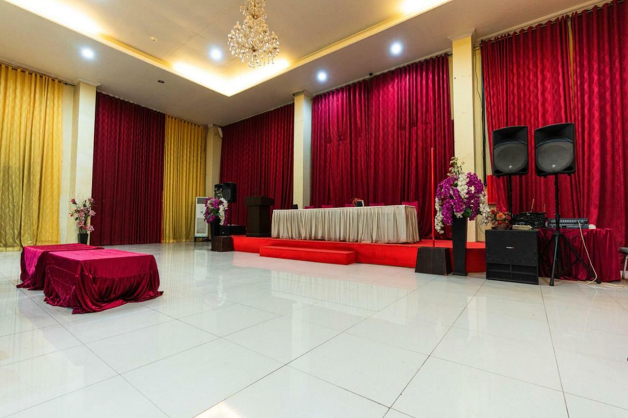 Agraha Andalas Hotel Makassar Exteriör bild