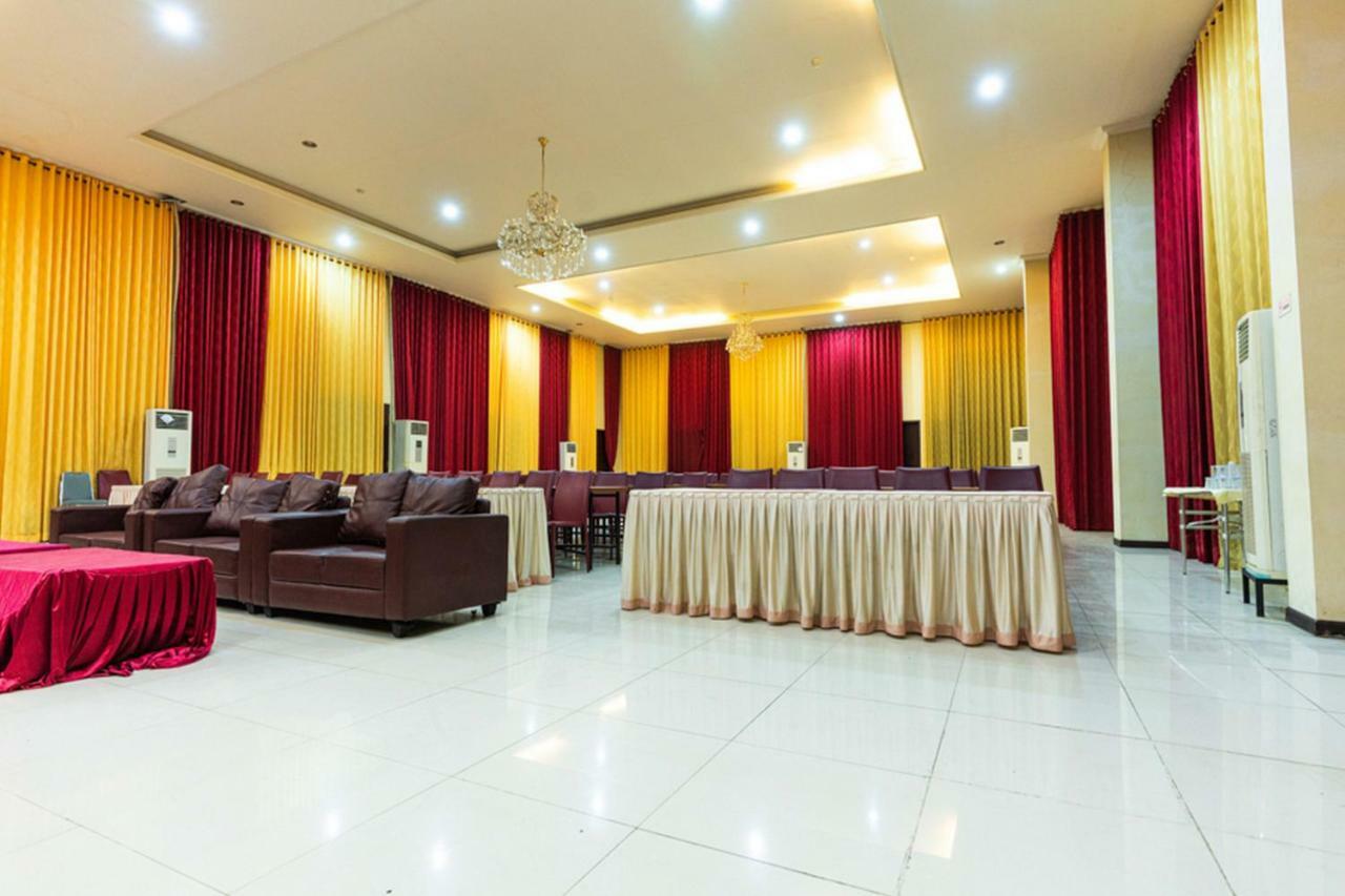Agraha Andalas Hotel Makassar Exteriör bild