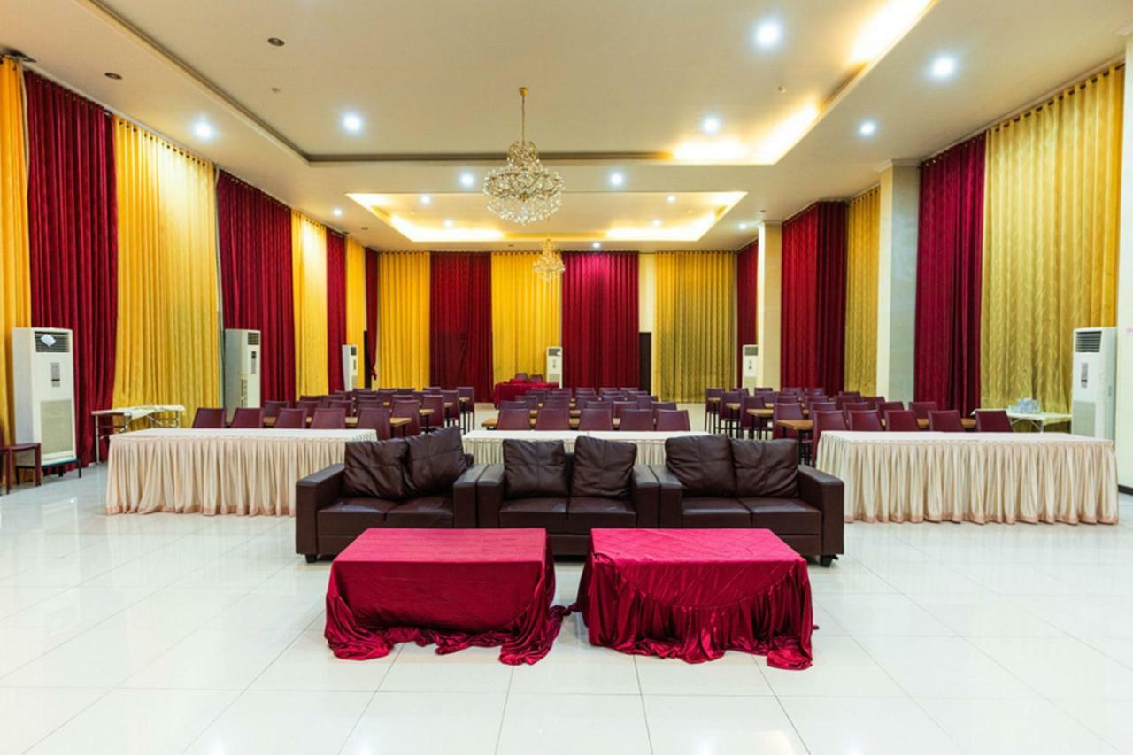 Agraha Andalas Hotel Makassar Exteriör bild
